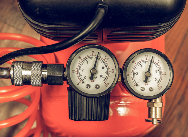 Manómetro compresor de aire de aspecto vintage
 - Foto, imagen