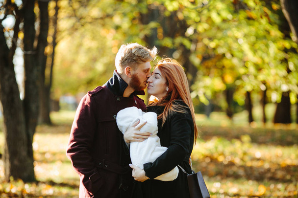 jeune famille et fils nouveau-né dans le parc d'automne
 - Photo, image