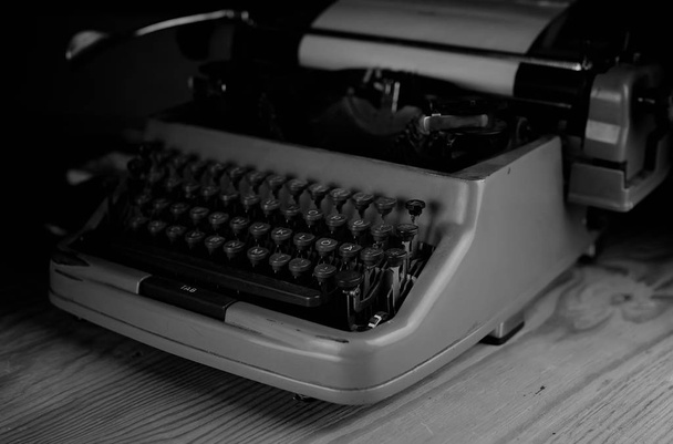 zwart-wit retro typemachine brief - Foto, afbeelding