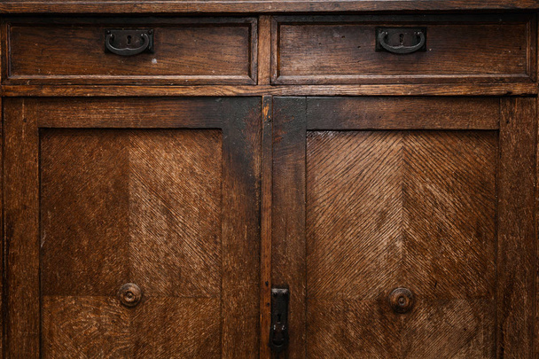 古いビンテージ木製サイドボード。アンティーク家具のクローズ アップ。背景と天然木の質感 - 写真・画像