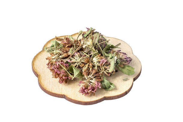 Flores secas de trébol para un té de hierbas útil sobre un fondo blanco
  - Foto, imagen