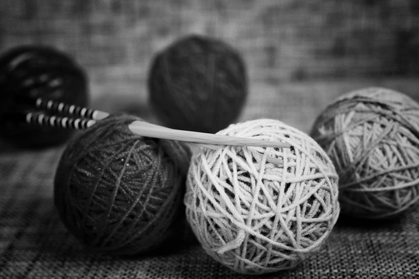 ricamo palle di lana e ferri da maglia
 - Foto, immagini