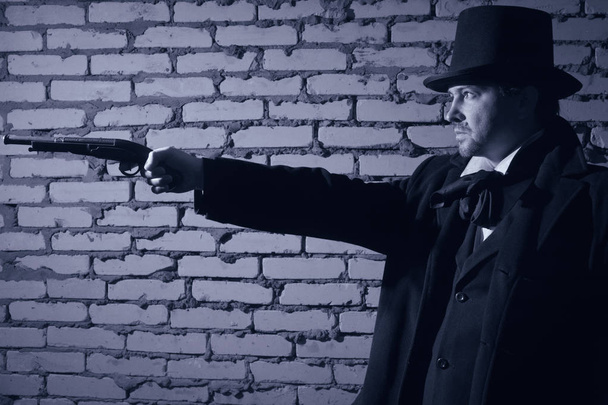 Hombre de estilo victoriano con pistola vieja
 - Foto, Imagen