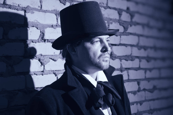 Viktoriánské muž v černém kabátě, cylindr a v kravatě - Fotografie, Obrázek