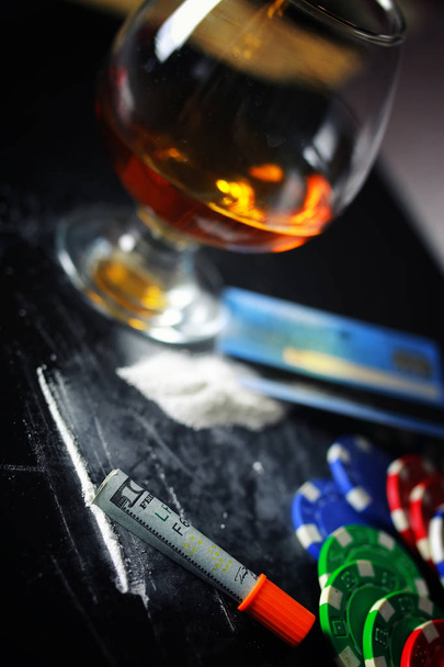 mesa de vacaciones con fiesta brandy alcohol vidrio drogas
 - Foto, Imagen