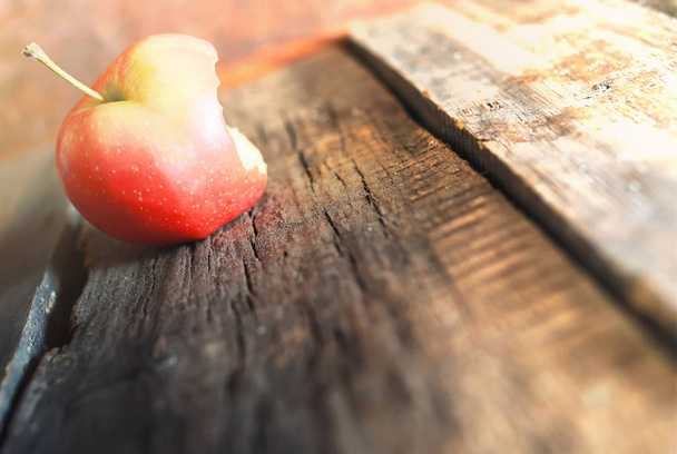 Pomme rouge mordue
 - Photo, image
