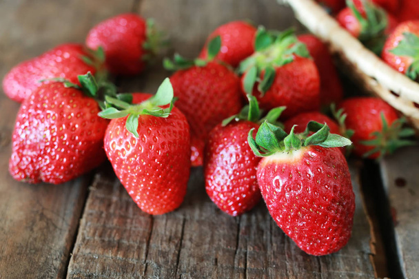 Erdbeeren auf einem hölzernen Hintergrund - Foto, Bild