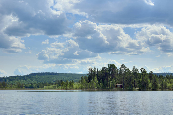 HDR obrazu z małej wyspie na jeziorze Borgsjoen w Szwecji - Zdjęcie, obraz