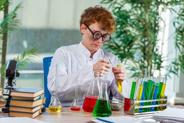 Jeune chimiste fou travaillant dans le laboratoire
 - Photo, image