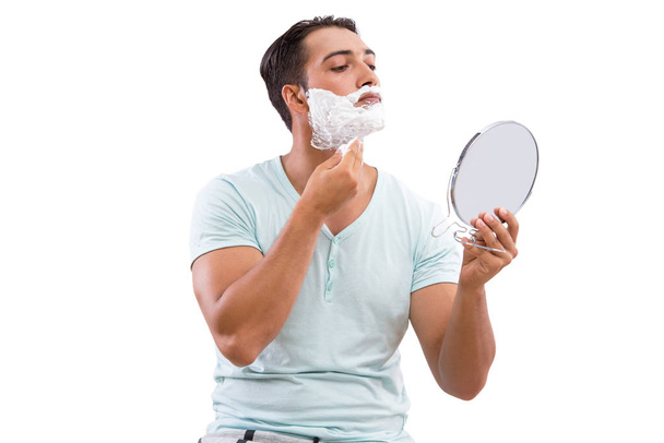 Όμορφος άνδρας ξύρισμα απομονωθεί σε λευκό φόντο - Φωτογραφία, εικόνα
