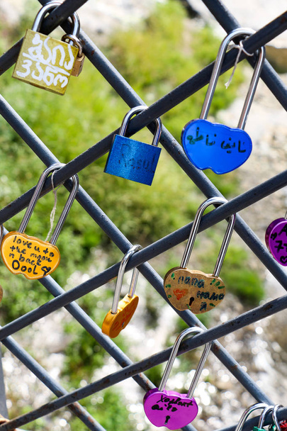 Veel kleurrijke liefde hangsloten op hek  - Foto, afbeelding