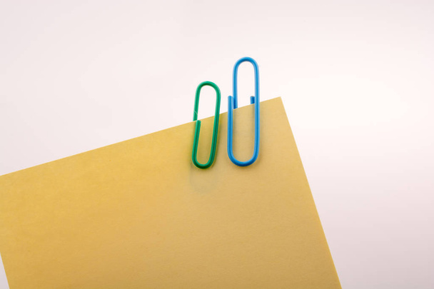 Hand holding a note paper with paper clips - Photo, Image