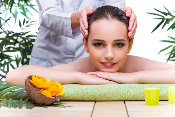 Mulher durante sessão de massagem no salão de spa
 - Foto, Imagem
