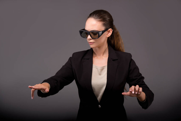 Fiatal nő üzletasszony virtuális gombok megnyomásával - Fotó, kép