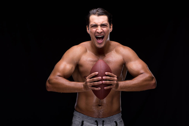 Homem musculoso rasgado com futebol americano
 - Foto, Imagem