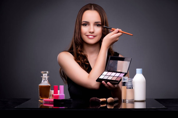 Красивая женщина наносит макияж в концепции моды
 - Фото, изображение