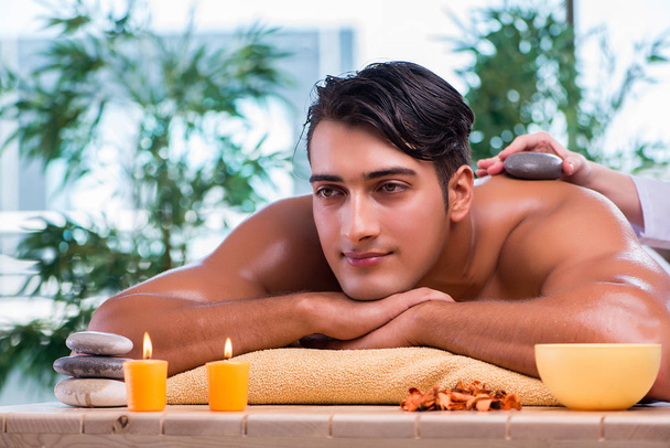 Knappe man tijdens spa sessie - Foto, afbeelding
