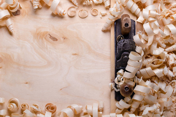  trucioli di legno su uno sfondo di legno con strumenti
 - Foto, immagini