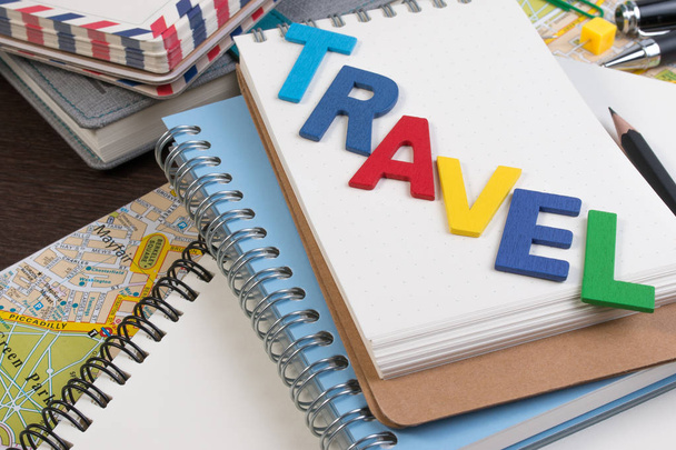 Reisplanning met reizen word alfabet. Sjabloon met de planning van de items op de werkplek van de reiziger. - Foto, afbeelding