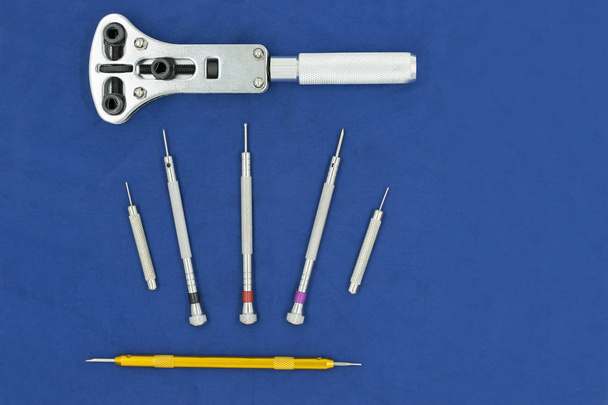 інструменти для ремонту годинників на тканині синього мікрофібри
 - Фото, зображення