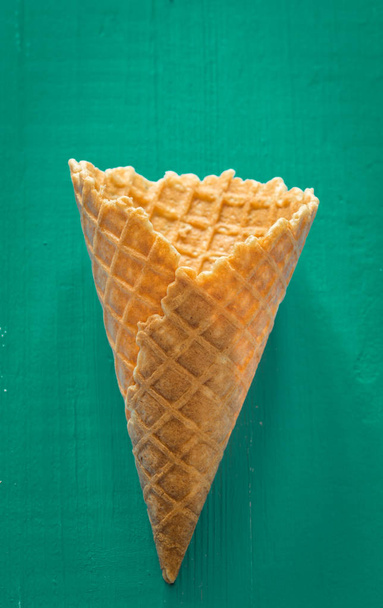 waffle Copa de helado en un fondo de madera
 - Foto, imagen