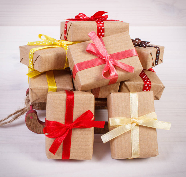 Fa szánkó és becsomagolt ajándékok karácsonyra, vagy más - Fotó, kép