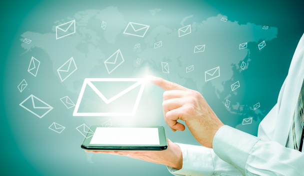El concepto de email marketing. Empresario hace el envío de correos electrónicos desde su tableta
 - Foto, imagen