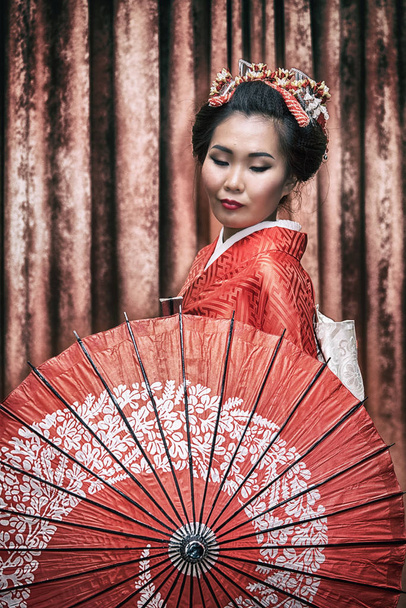 gésa piros kimonó, napernyő portréja - Fotó, kép