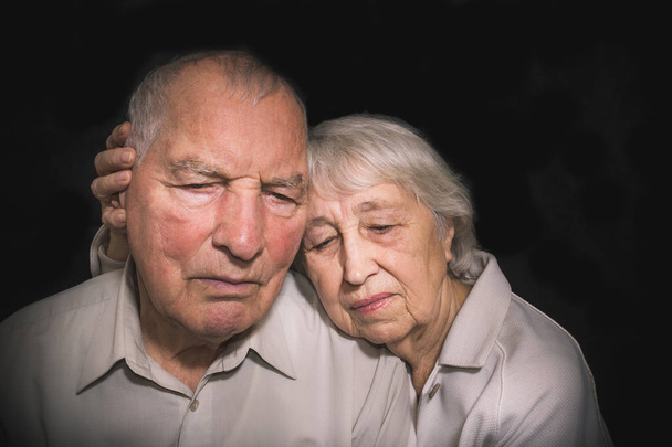 siyah bir arka plan üzerinde üzgün yaşlı çift - Fotoğraf, Görsel