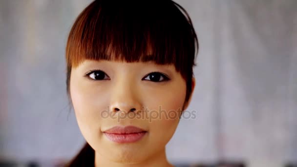 boldog mosolygó ázsiai fiatal nő arca - Felvétel, videó
