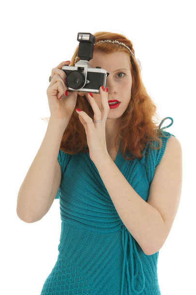 Πορτρέτο κορίτσι με φωτογραφική μηχανή φωτογραφιών και κόκκινα μαλλιά - Φωτογραφία, εικόνα