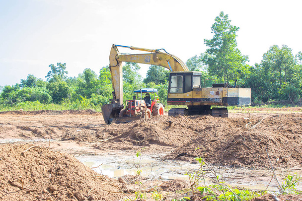 Excavadora amarilla en un sitio de construcción
 - Foto, Imagen