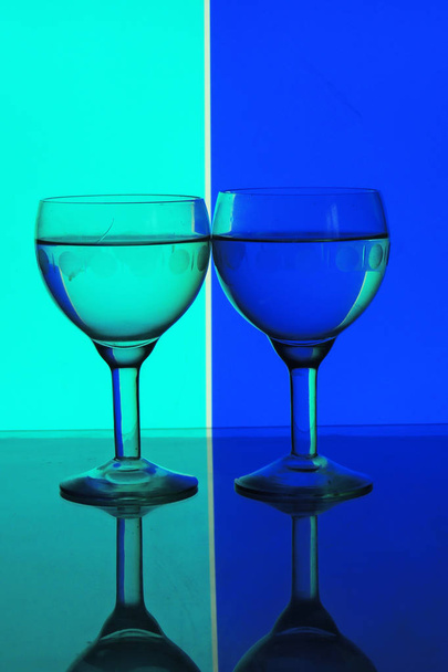 bicchiere d'acqua su sfondo blu - Foto, immagini