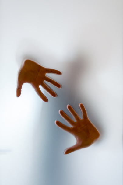 Теневая человеческая фигура за матовым стеклом
 - Фото, изображение