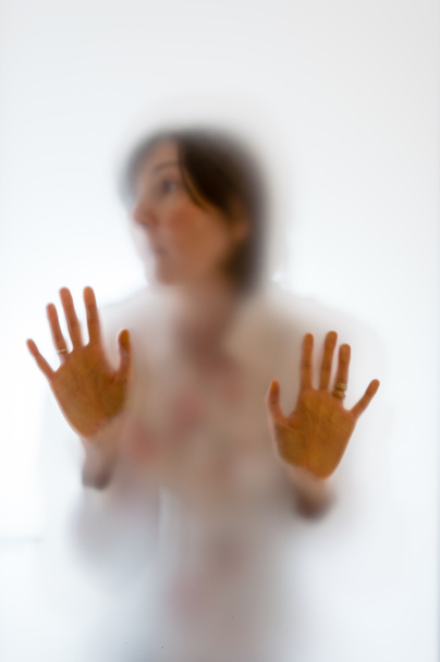 Figura de mujer sombría detrás de un vidrio esmerilado
 - Foto, Imagen