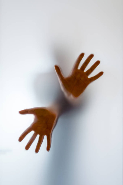 Теневая человеческая фигура за матовым стеклом
 - Фото, изображение