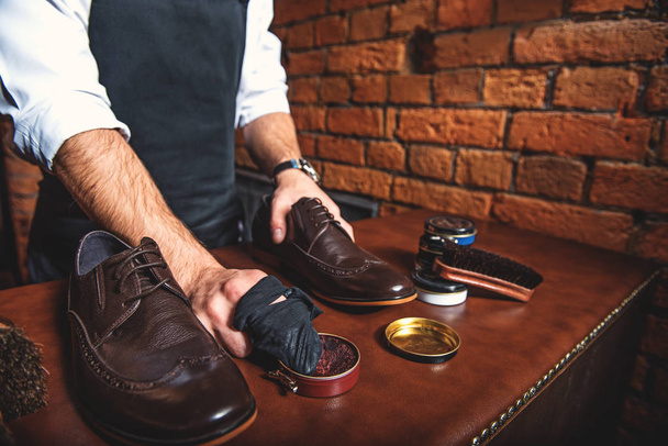 worker polishing a pair of shoes - Foto, Imagem