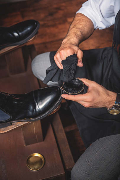 hands of a guy polishing the shoes - 写真・画像