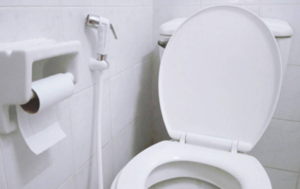 θολή λευκό της τουαλέτας στο μπάνιο - Φωτογραφία, εικόνα