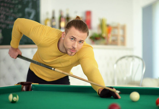 Man playing billiards - Foto, imagen
