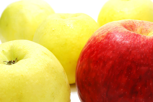 piros alma, sárga között - Fotó, kép