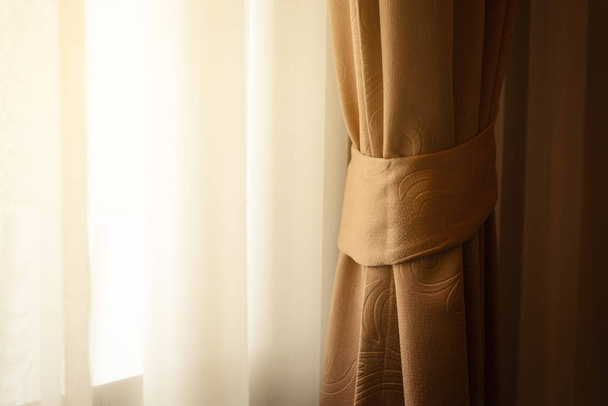 cortina de lujo en la decoración de la ventana interior
 - Foto, imagen