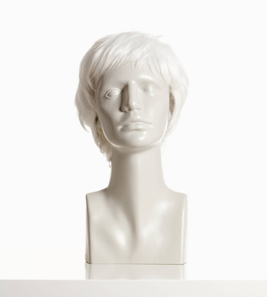Maniquí cabeza femenina con peluca en blanco
 - Foto, imagen