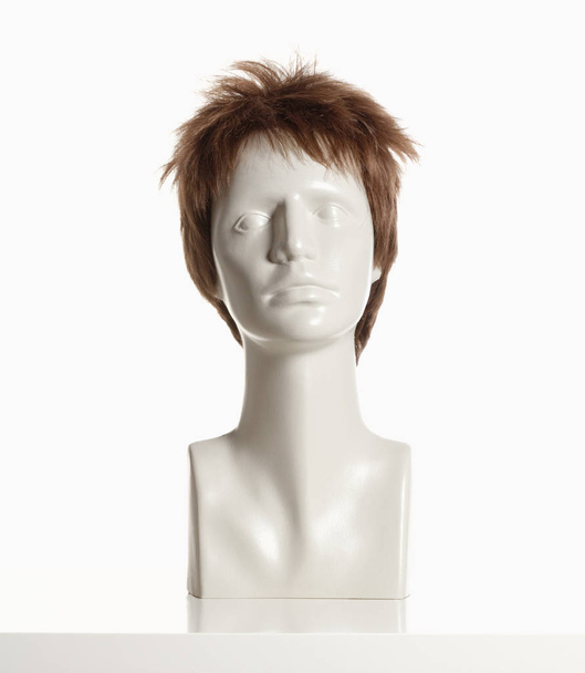 Maniquí cabeza femenina con peluca en blanco
 - Foto, Imagen