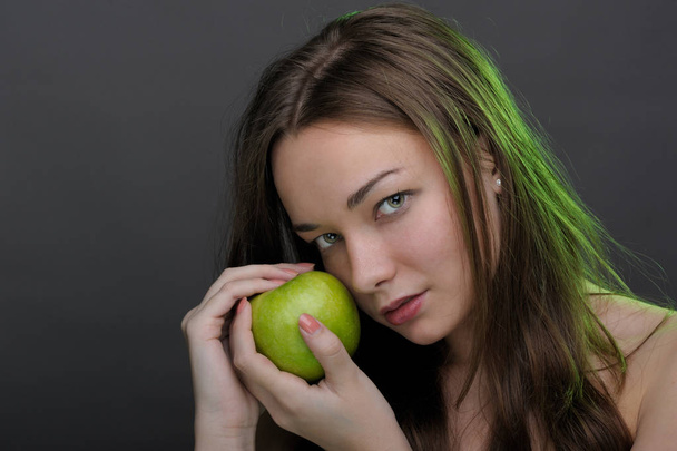 Woman with apple - Foto, afbeelding