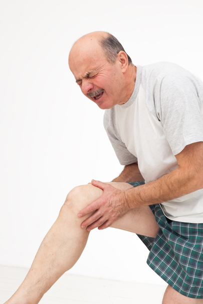 男は、痛い膝をこすり。痛みで泣く - 写真・画像