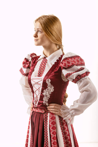 hermosa chica pelirroja en el traje nacional. Belarús
 - Foto, Imagen