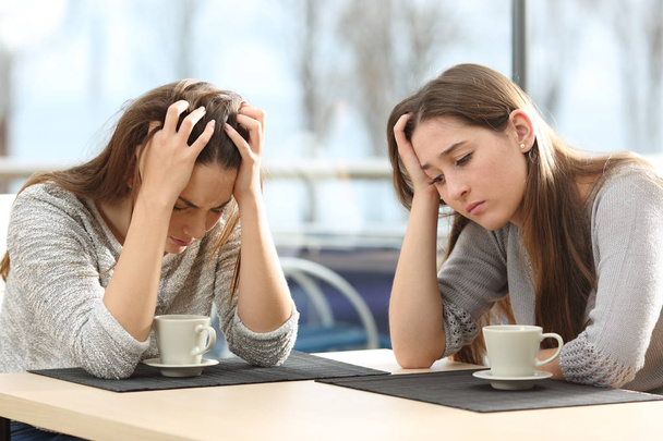 Two sad women in a coffee shop - Foto, immagini