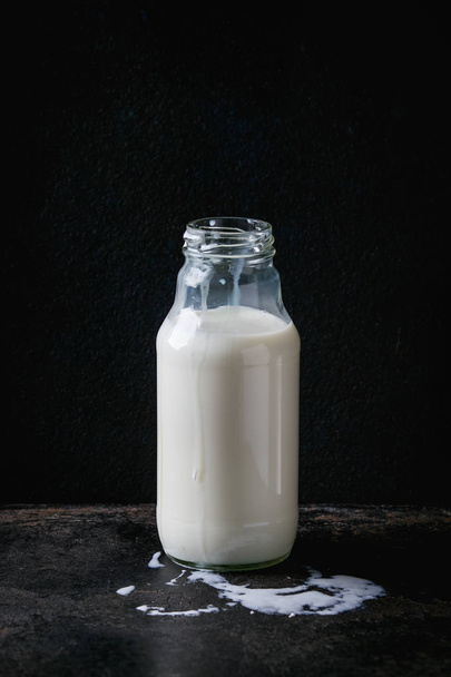 Стеклянная бутылка молока
 - Фото, изображение