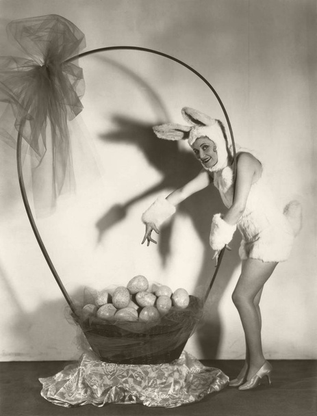 mujer con cesta de huevos de Pascua
 - Foto, imagen
